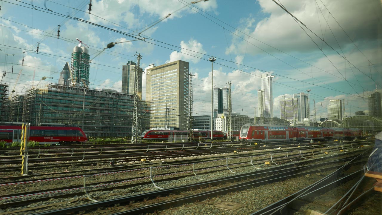 Les trains allemands aux pieds des buildings de Francfort