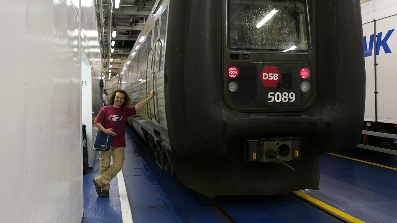 Un train entier dans un ferry