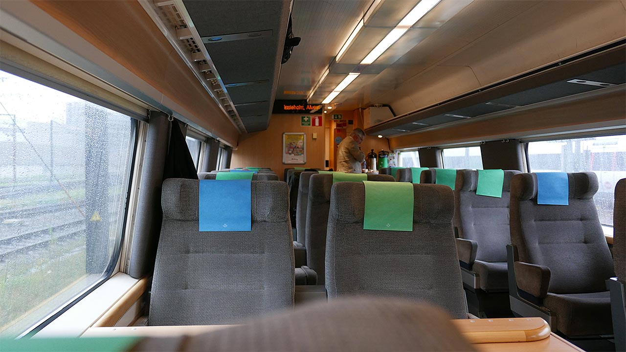Un train pour pratiquement nous seuls avec fruits et boissons à disposition